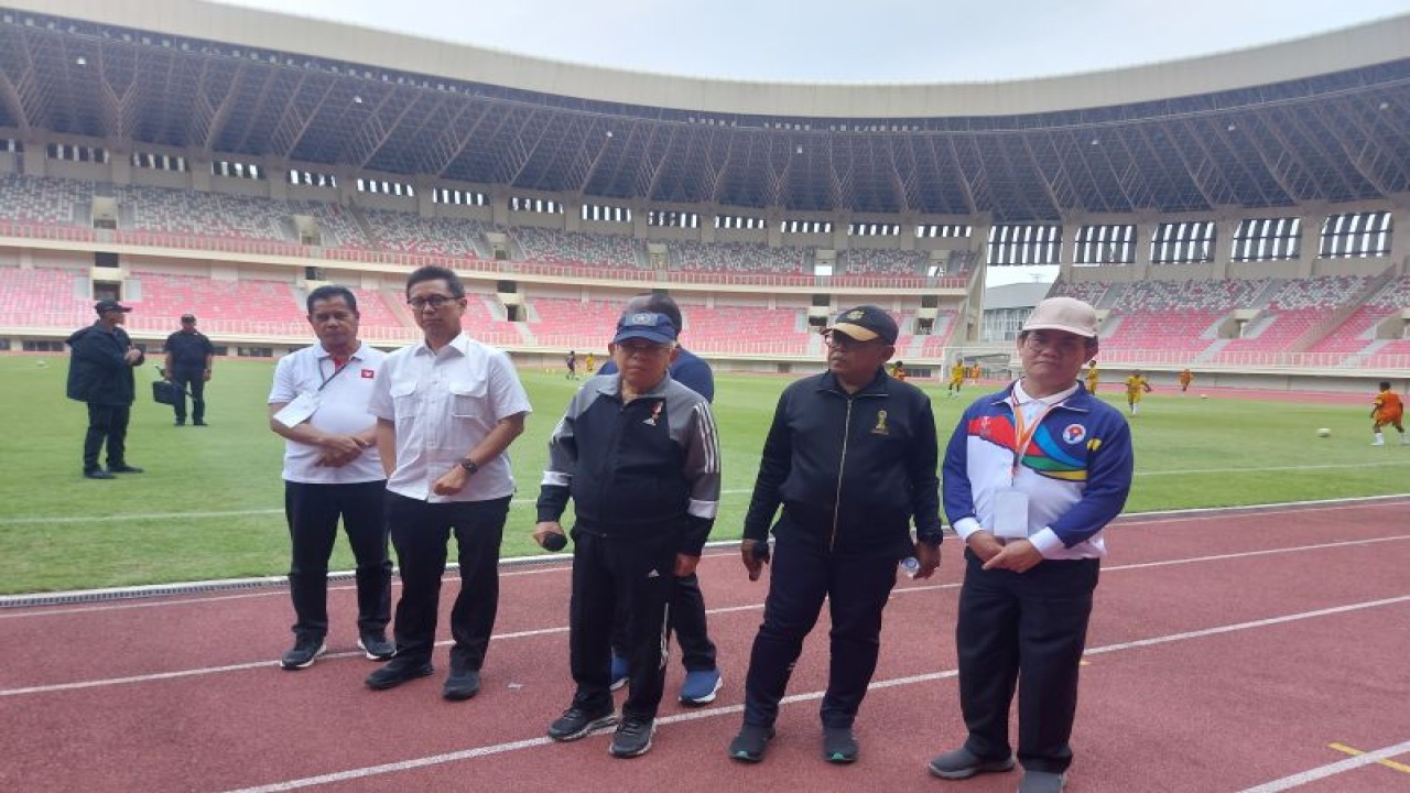 Wakil Presiden Ma'ruf Amin (tengah) menyampaikan keterangan kepada wartawan setelah berdialog dengan tokoh olahraga Papua di Stadion Papua Bangkit, Kabupaten Jayapura, Rabu (11/10/2023). (ANTARA/Andi Firdaus).