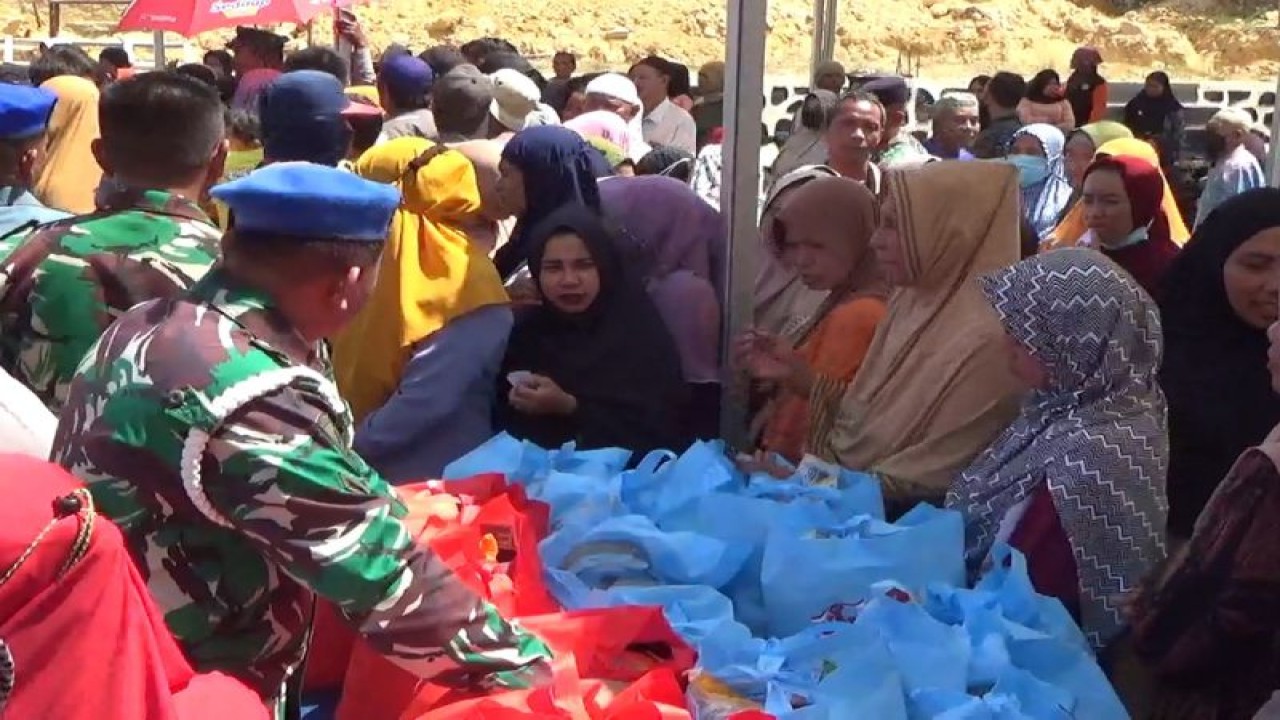 Warga yang mengantre sembak gratis dari Lanal Kendari. (Antara/HO-Lanal Kendari)