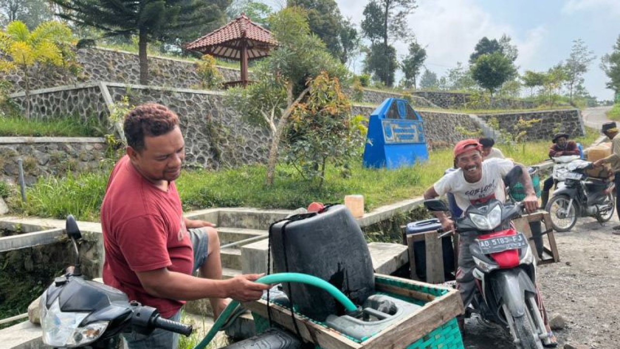 Salah satu warga sedang mengisi jerigen di Embung Tirta Mulya Kabupaten Klaten, Jawa Tengah, Rabu (11/10/2023). ANTARA/Aris Wasita