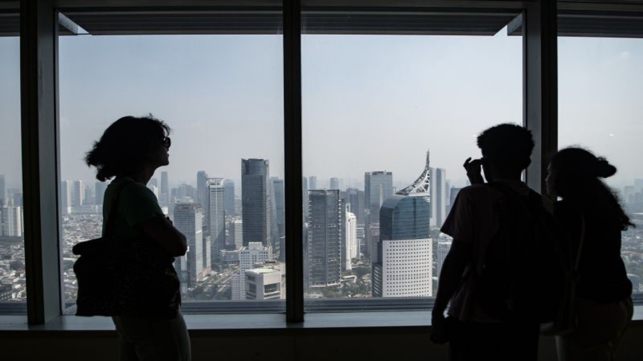 Warga mengamati pemandangan gedung bertingkat di Jakarta, Senin (25/9/2023). BPS mencatat pada kuartal II-2023 ekonomi Indonesia tumbuh 5,17 persen, dimana pertumbuhan tersebut adalah yang tertinggi sejak kuartal III-2022. ANTARA FOTO/Muhammad Adimaja/aww