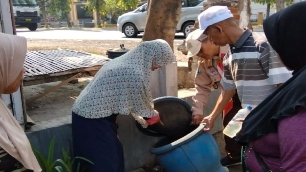 Warga bersih-bersih lingkungan dalam upaya mencegah penularan demam berdarah dengue (DBD) di Kabupaten Probolinggo, Jumat (13/10/2023). (ANTARA/HO-Diskominfo Kabupaten Probolinggo)