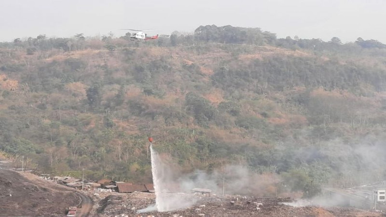 Proses pemadaman kebakaran Tempat Pembuangan Akhir (TPA) Jatibarang dilakukan dengan "water bombing" melalui helikopter, Selasa (10/10/2023). (ANTARA/Zuhdiar Laeis)