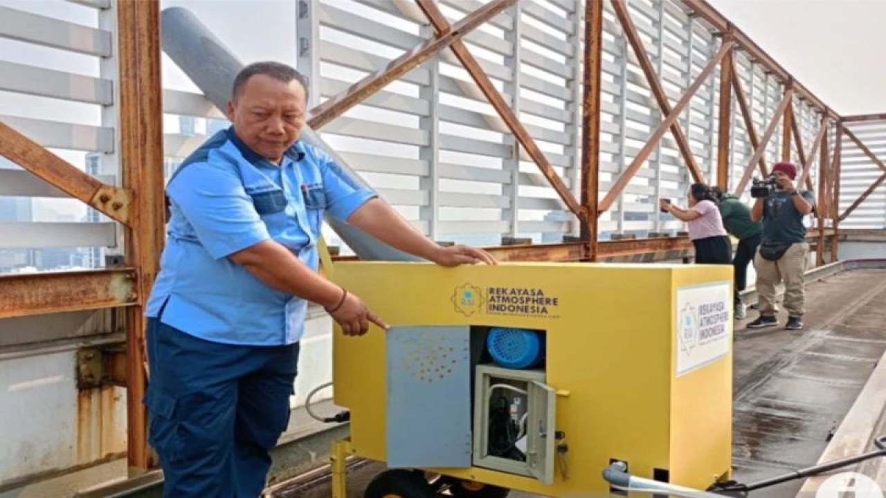 Generator kabut air (water mist generator) dipasang di atap gedung Balai Kota DKI, Jakarta Pusat, Jumat (1/9/2023). (ANTARA/Siti Nurhaliza)