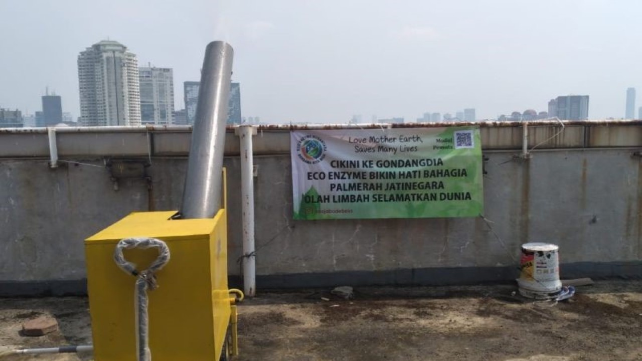 Water mist menyemprotkan cairan eco enyzme di Kantor Wali Kota Jakarta Pusat, Jakarta, Senin (9/10/2023). ANTARA/Nadia Putri Rahmani