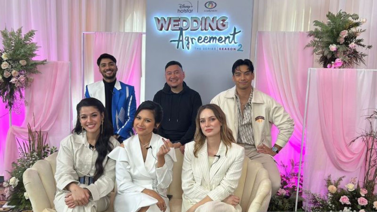 Jajaran pemain WATS 2, Refal Hady (kiri atas), sutradara Archie Hekagery (tengah atas), Yoshi Sudarso (kanan atas), Susan Sameh (kiri bawah), Indah Permatasari (tengah bawah), dan Valentine Payen-Wicaksono (kanan bawah) saat sesi wawancara khusus di kawasan Menteng, Jakarta Pusat, Rabu (18/10/2023). (ANTARA/Vinny Shoffa Salma)