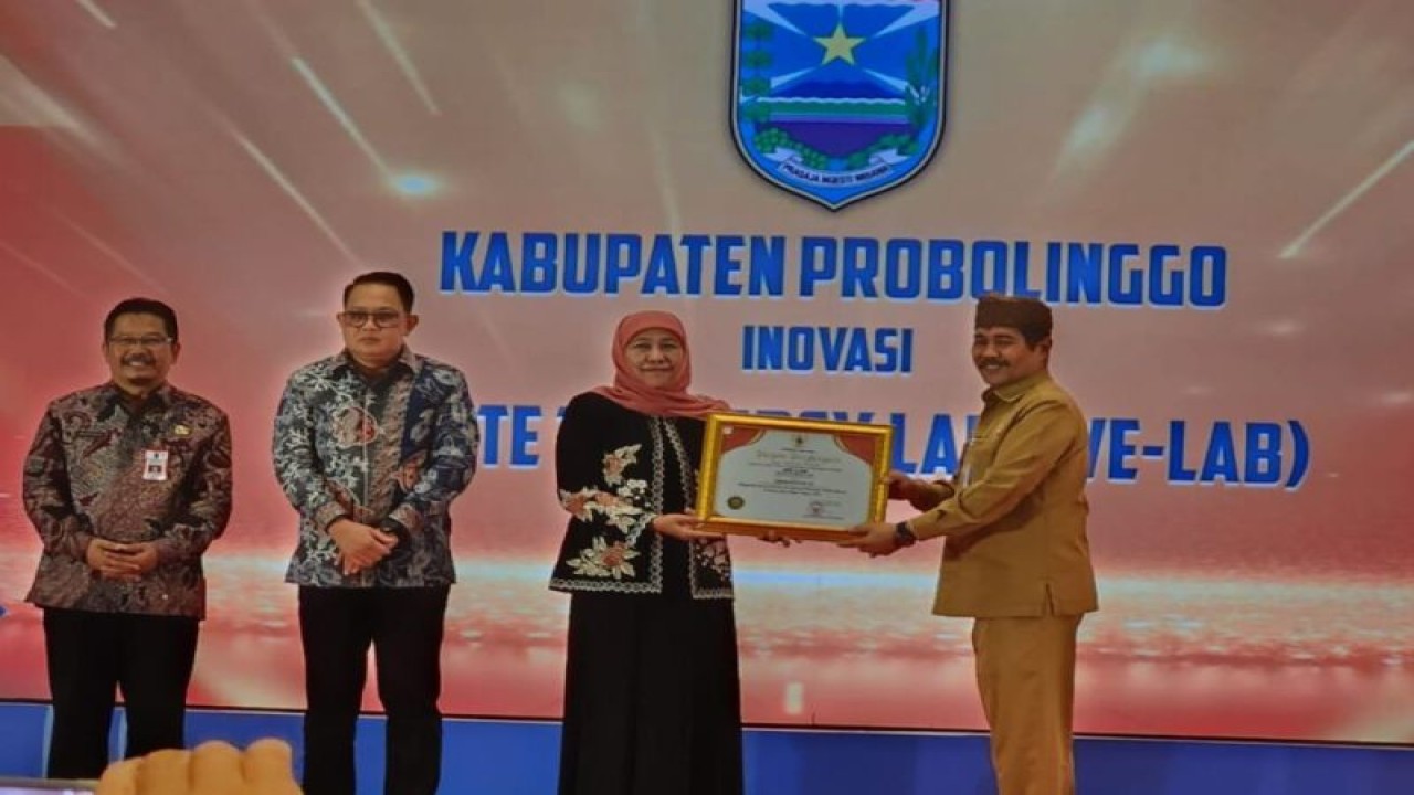 Gubernur Jatim Khofifah Indar Parawansa memberikan penghargaan kepada (Sekda) Kabupaten Probolinggo Heri Sulistyanto dalam kegiatan Puncak Penganugerahan “Inotek Award Provinsi Jawa Timur Tahun 2023 di Surabaya Senin (9/10/2023). ANTARA/HO-Diskominfo Kabupaten Probolinggo.