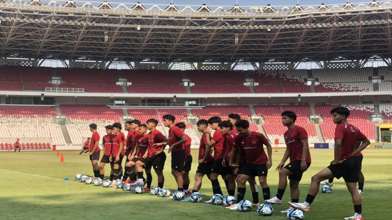 Para pemain timnas Indonesia U-17 ketika melakoni latihan di Stadion Utama Gelora Bung Karno (SUGBK), Jakarta, Senin (30/10/2023). (ANTARA/Zaro Ezza Syachniar)