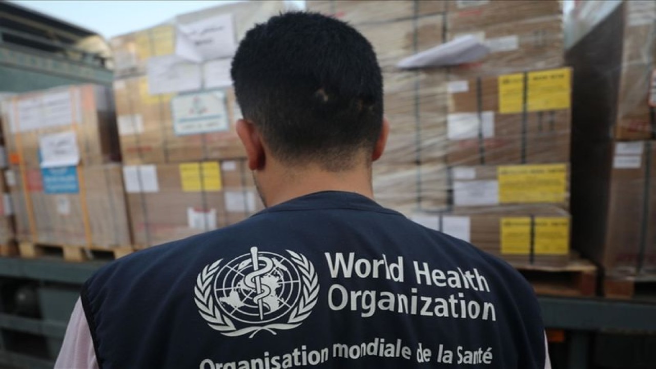 Truk pengangkut bantuan kemanusiaan untuk warga Palestina yang dikirim oleh Organisasi Kesehatan Dunia (WHO) tiba di Rumah Sakit Nasser di Khan Yunis setelah memasuki Gaza melalui Rafah di perbatasan Mesir pada 23 Oktober 2023. (Anadolu/Mustafa Hassona)