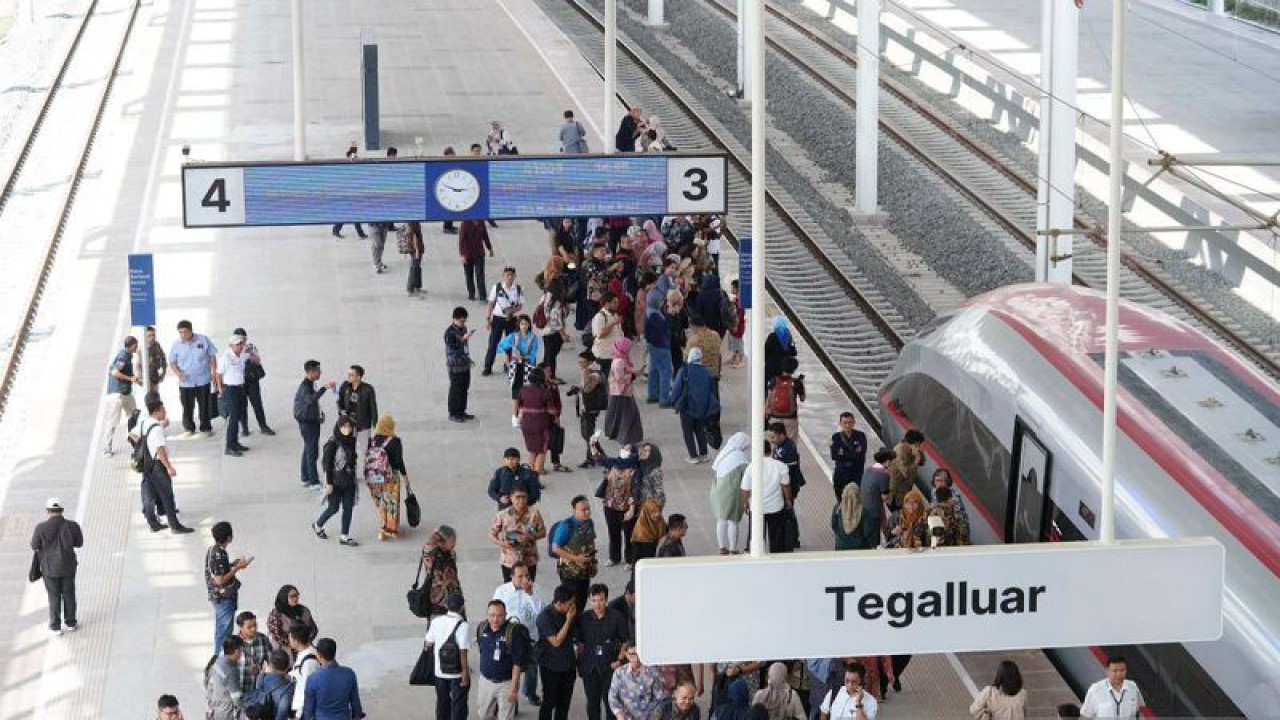 Ilustrasi - Penumpang Kereta Cepat "Whoosh" di Stasiun Tegalluar, Kabupaten Bandung. ANTARA/HO-KCIC/am.