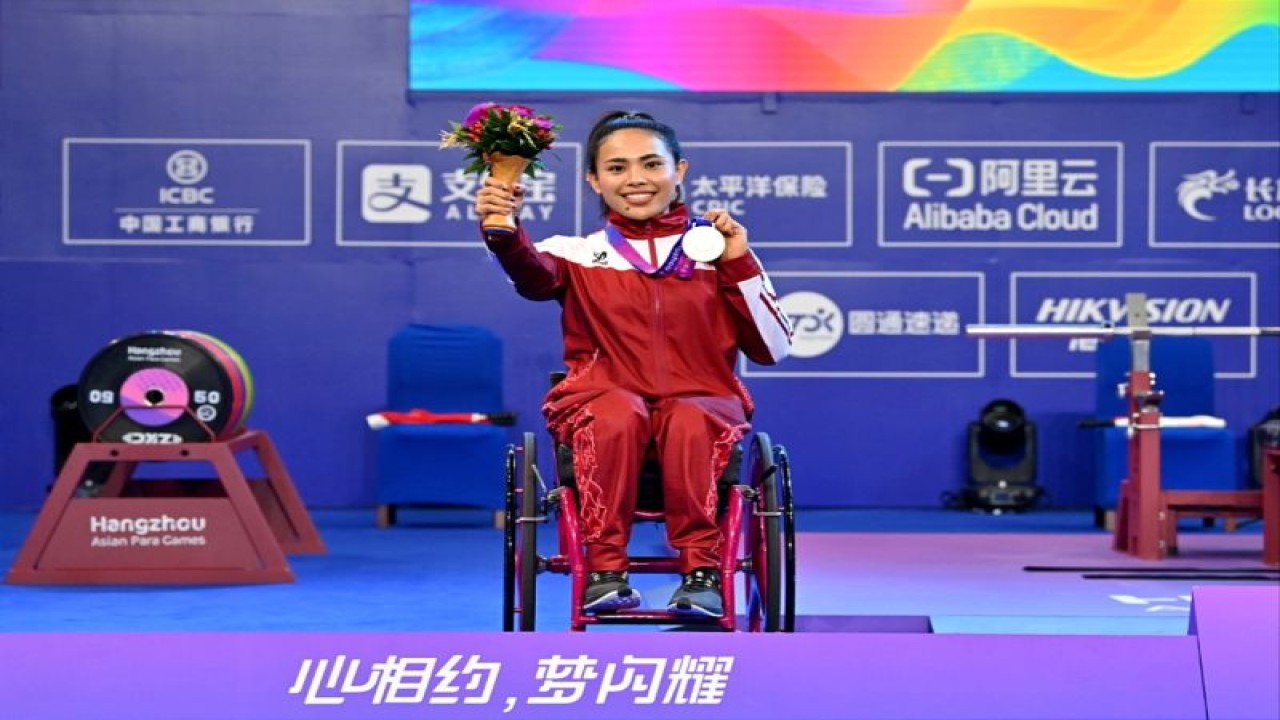 Lifter Indonesia Ni Nengah Widiasih berpose dengan medali yang ia raih di Asian Para Games 2022 Hangzhou, China, Selasa (24/10/2023). (ANTARA/HO/NPC Indonesia)