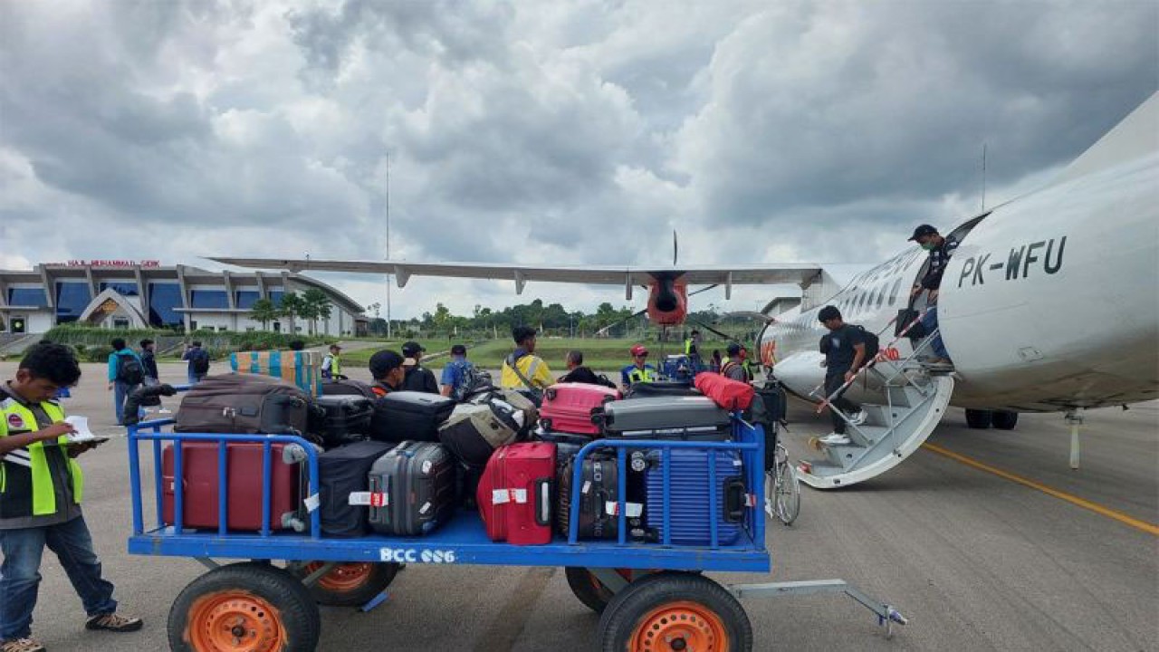 Arsip Foto- Sejumlah penumpang maskapai Wings Air dari Banjarmasin, Kalsel tiba di Bandara Haji Muhammad Sidik di Muara Teweh, Kalteng, Rabu (19/7/2023). ANTARA/Kasriadi.