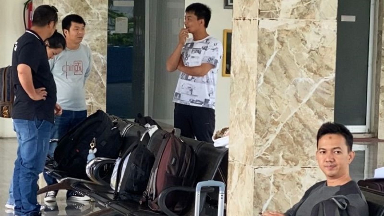 Penumpang pesawat udara Wings Air terduduk lesu setelah pesawat berjadwal tersebut gagal mendarat di Bandar Udara Cut Nyak Dhien Nagan Raya, Provinsi Aceh, akibat cuaca buruk, Senin (2/10/2023). (ANTARA/Teuku Dedi Iskandar)