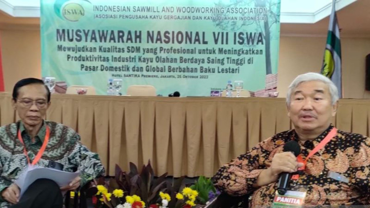 Ketua Umum Asosiasi Pengusaha Kayu Gergajian dan Kayu Olahan Indonesia atau Indonesian Sawmill and Woodworking Association (ISWA) Wiradadi Soeprayogo (kanan) memberikan pemaparan di sela Munas VII ISWA, di Jakarta, Kamis (26/10/2023). ANTARA/Subagyo