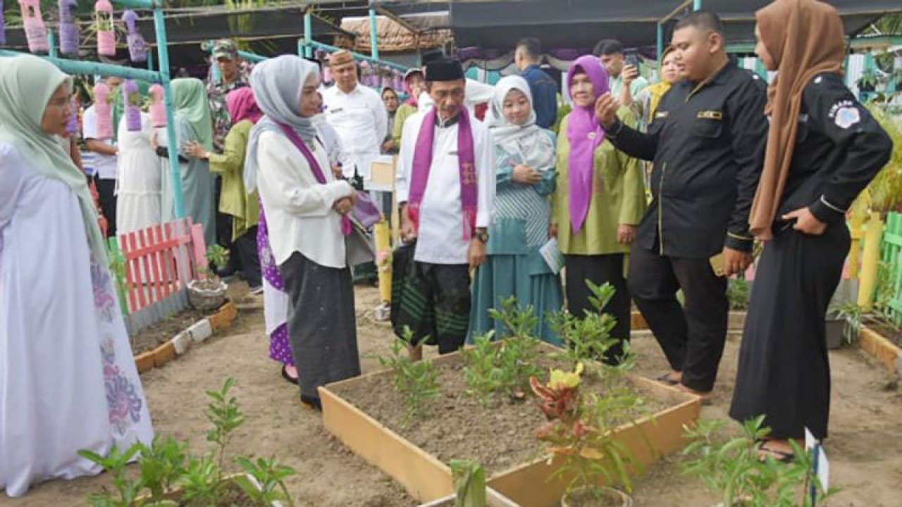 Bupati Gorontalo Nelson Pomalingo meninjau Kampung Wisata Herbal di Kelurahan Hutuo, Kecamatan Limboto, Kabupaten Gorontalo, Gorontalo. ANTARA/HO-Diskominfo Kabupaten Gorontalo
