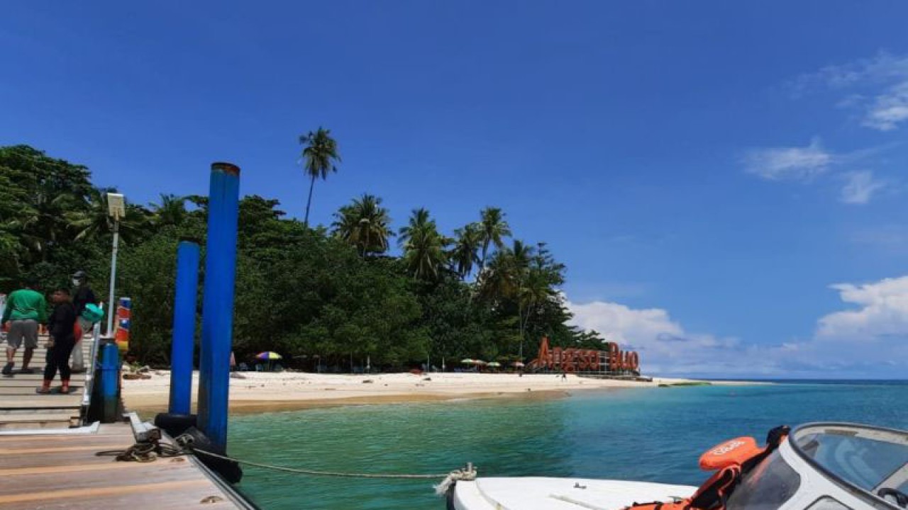 Sejumlah wisatawan melintas di dermaga Apung, Pulau Angso Duo, Kota Pariaman, Sumbar. ANTARA/Aadiaat M. S.