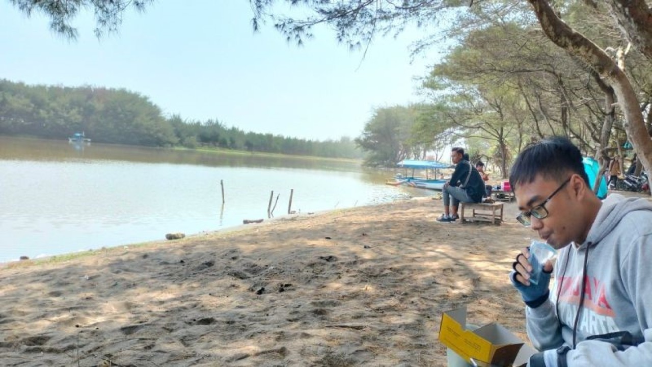 Wisatawan menikmati Laguna Pantai Glagah di Kulon Progo. (ANTARA/Sutarmi)