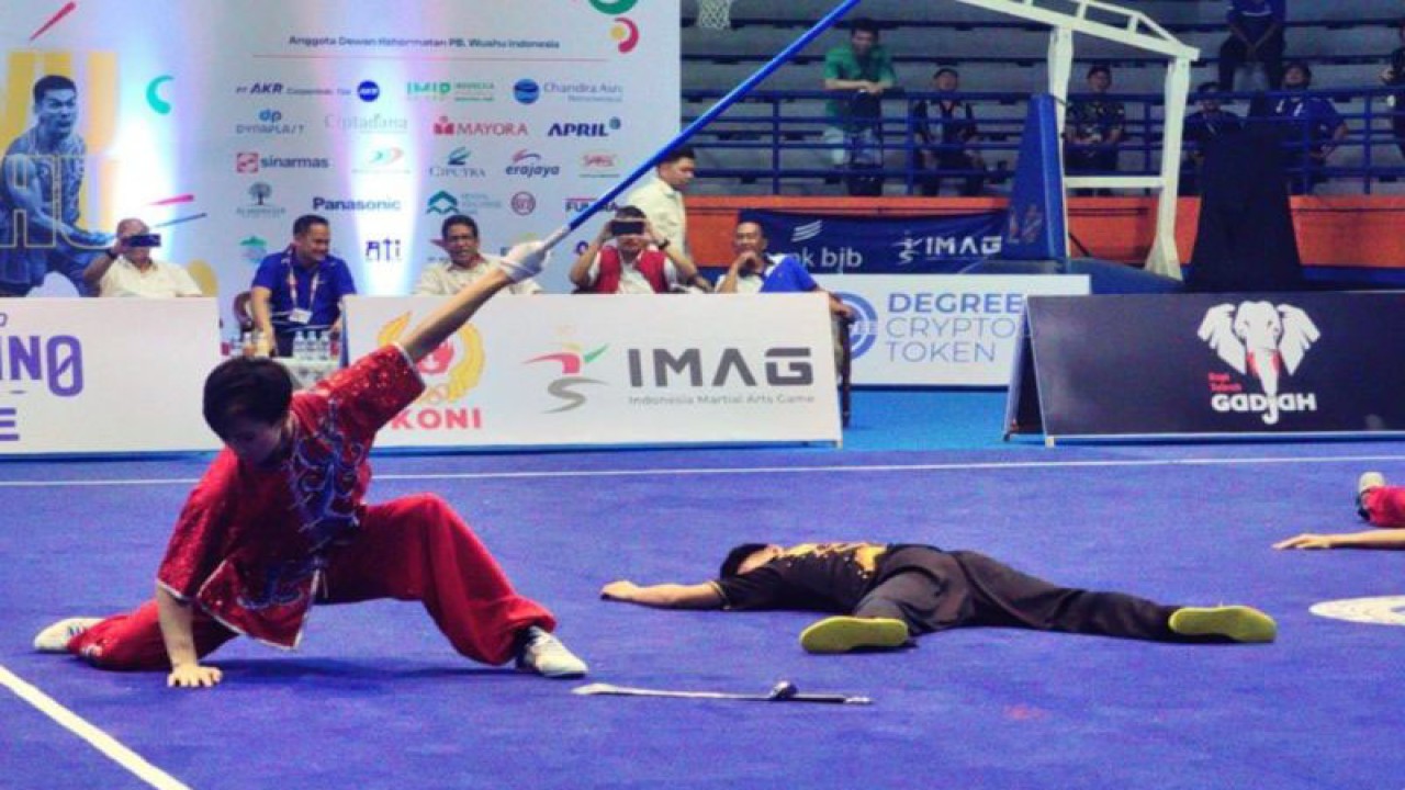 Aksi dari peserta cabor wushu dalam ajang Indonesia Martial Art Games 2023 yang berlangsung di GOR Pajajaran, Bogor, Senin (23/10/2023). (ANTARA/HO-KONI Pusat)