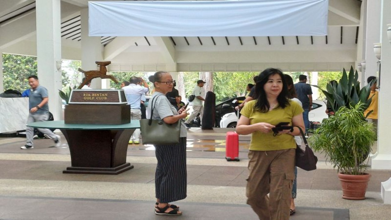 Wisman berkunjug ke kawasan wisata Lagoi, Bintan, Kepri pada bulan Agustus 2023. (Ogen)