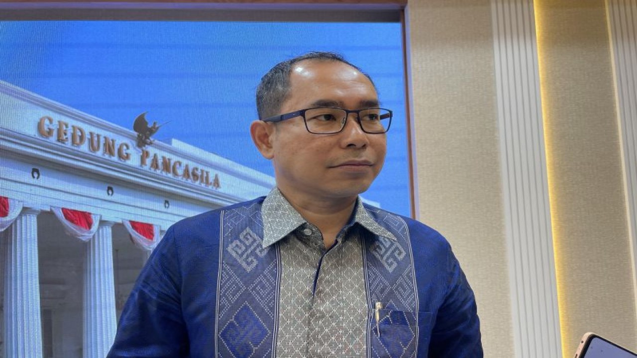 Direktur Perlindungan WNI dan BHI Kemlu Judha Nugraha ketika ditemui di Jakarta, pada Jumat (13/10/2023). (ANTARA/Yashinta Difa)