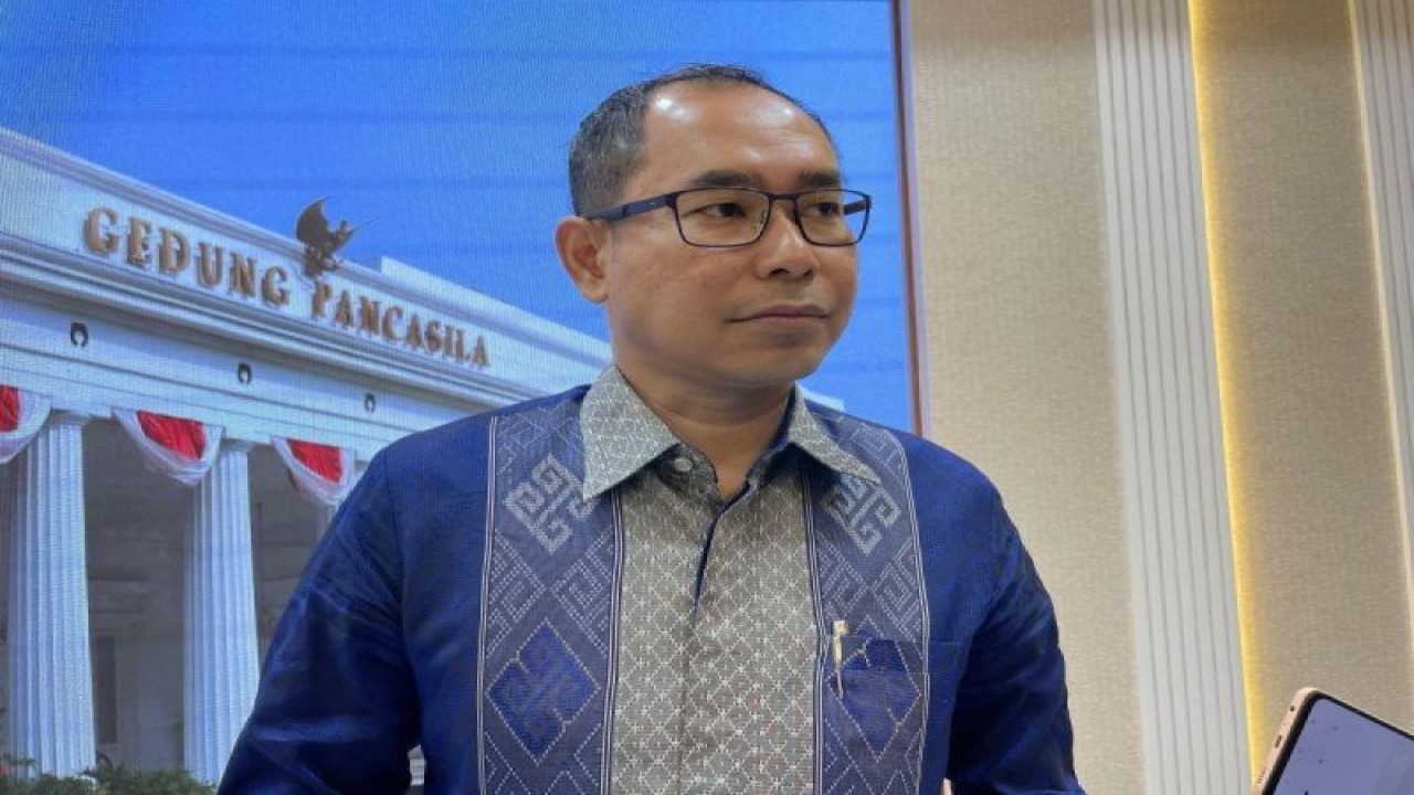 Direktur Perlindungan WNI dan BHI Kemlu Judha Nugraha ketika ditemui di Jakarta, pada Jumat (13/10/2023). (ANTARA/Yashinta Difa)