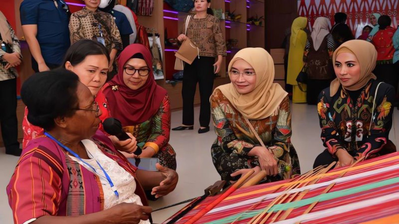 Ketua Umum Dekranas, Hj. Wury Ma'ruf Amin tengah berbincang dengan salah satu pengrajin tenun di Kantor Dekranasda Papua Barat Daya usai melakukan peresmian, Rabu (11/10) (ANTARA/Yuvensius Lasa Banafanu)