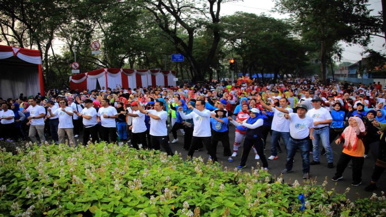 Ribuan masyarakat ikuti World Walking Day (WWD) 2023 di Tugu Adipura Kota Tangerang, Sabtu (7/10/2023). ANTARA/HO-Pemkot Tangerang