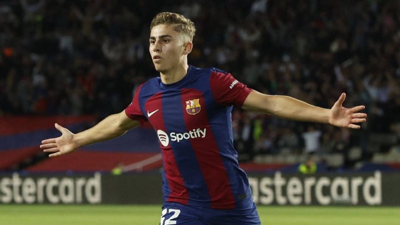 Pesepak bola Barcelona Fermin Lopez melakukan selebrasi setelah mencetak gol ke gawang Shakhtar Donetsk dalam laga Group H Liga Champions, di Stadion Estadi Olimpic Lluis Companys, Barcelona, Spanyol. Rabu (25/10/2023). Barcelona berhasil mengalahkan Shakhtar Donetsk 2-1. ANTARA FOTO/Reuters-Albert Gea/hp.