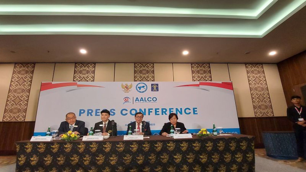 Menteri Hukum dan Hak Asasi Manusia (HAM) Yasonna Laoly (kedua kanan) memberikan keterangan pers di sela penutupan AALCO ke-61 di Nusa Dua, Kabupaten Badung, Bali, Jumat (20/10/2023) ANTARA/Dewa Ketut Sudiarta Wiguna