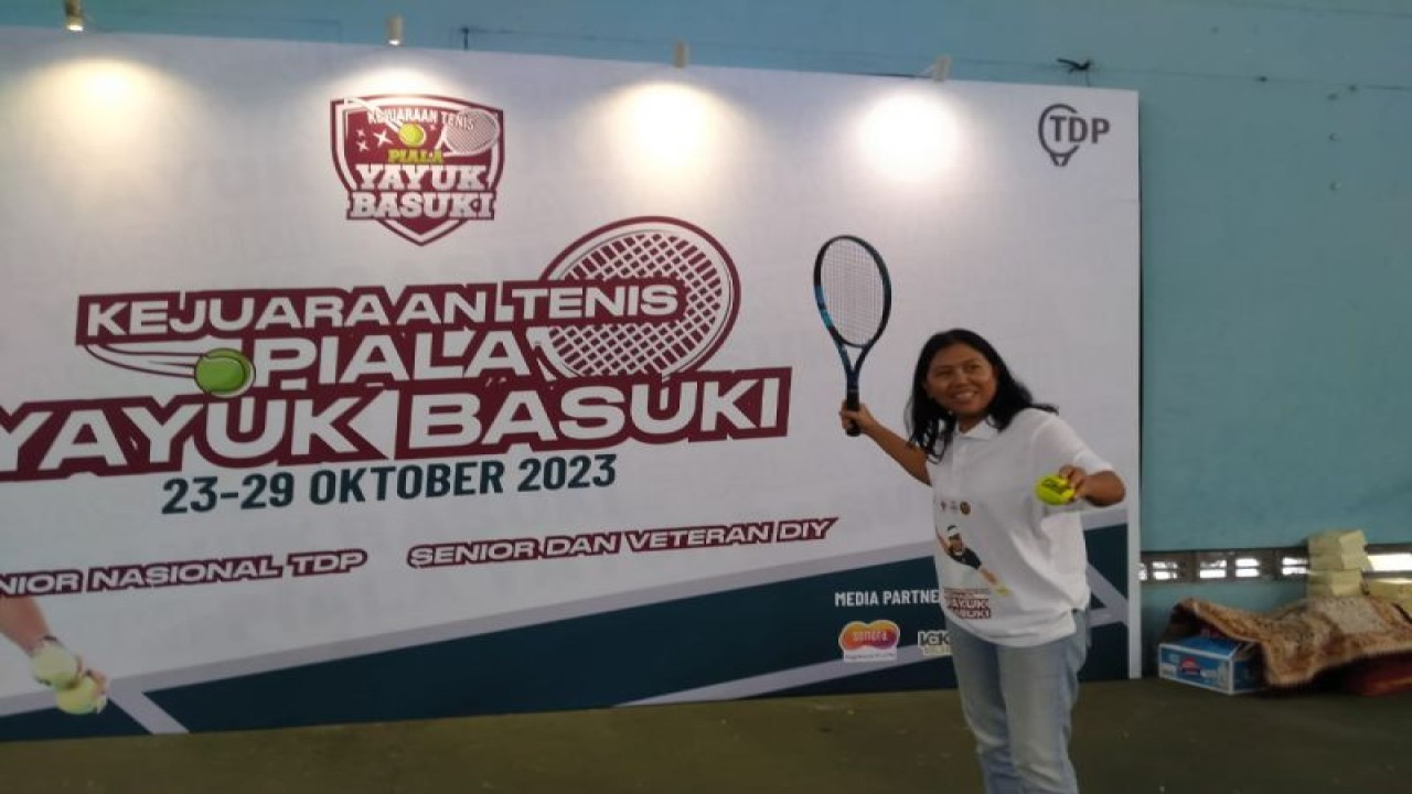 Yayuk Basuki saat pembukaan Kejuaraan Tenis Piala Yayuk Basuki tahun 2023 di Lapangan Tenis Universitas Negeri Yogyakarta (UNY), Senin (23/10/2023). ANTARA/HO