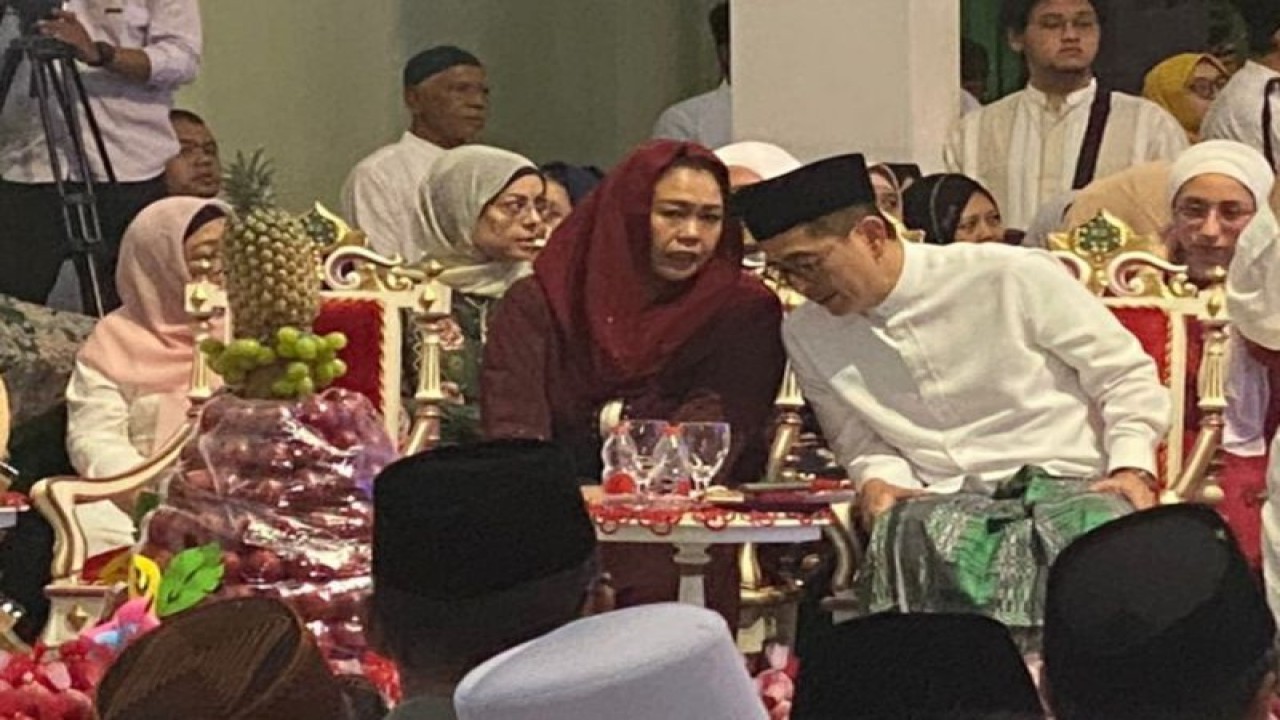 Yenny Wahid berbincang dengan Arsyad Rasyid pada kegiatan Maulid Nabi Muhammad SAW di pondok pesantren Krapyak, Bantul, DIT pada Minggu (8/10/2023). ANTARA/Dokumentasi Pribadi