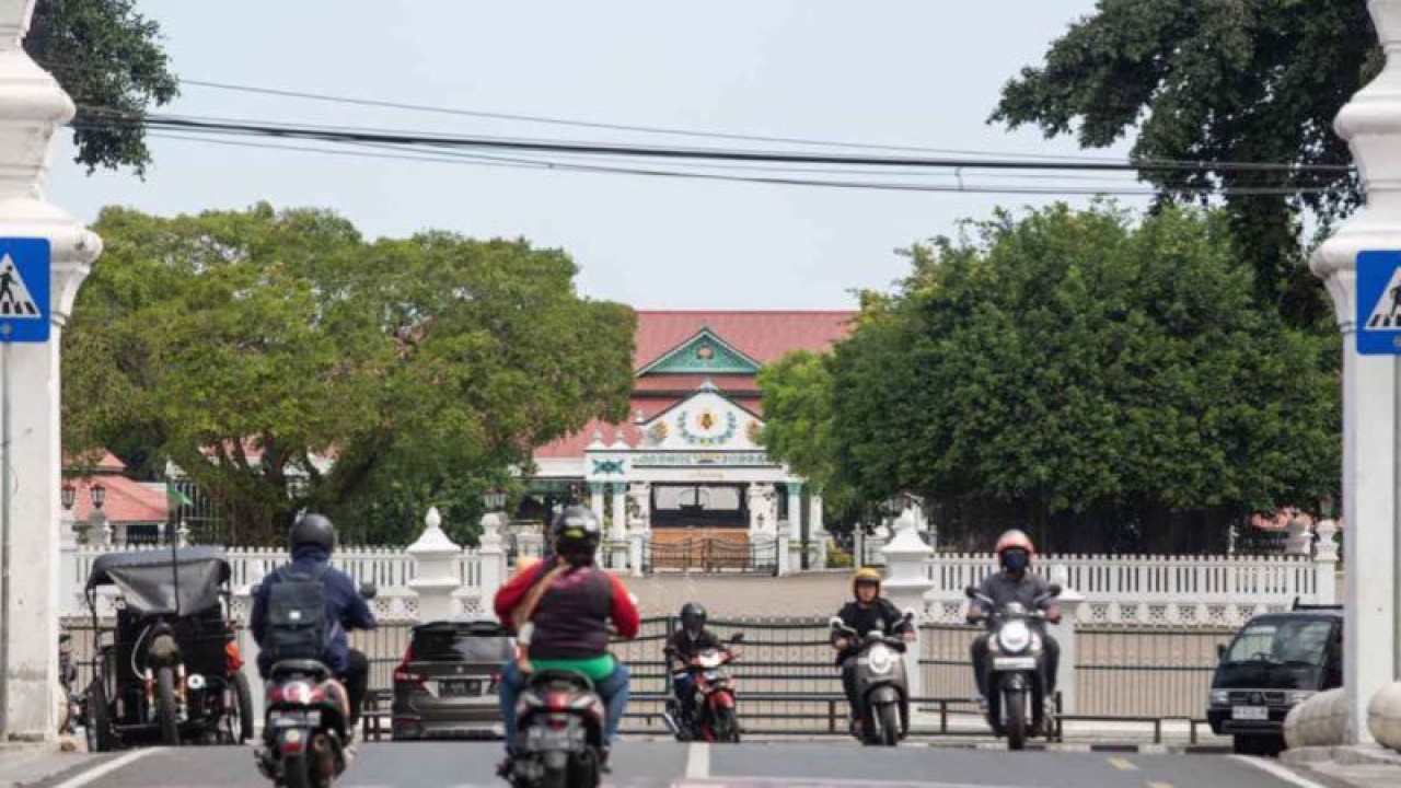 Pengendara melintas di dekat Keraton Yogyakarta, DI Yogyakarta, Selasa (19/9/2023). Badan Perserikatan Bangsa-Bangsa untuk Pendidikan, Ilmu Pengetahuan dan Kebudayaan (UNESCO) menetapkan Sumbu Filosofi Yogyakarta yang menghubungkan Gunung Merapi dan Samudera Hindia melewati Tugu Pal Putih, Keraton Yogyakarta dan Panggung Krapyak yang dibangun oleh Sultan Mangkubumi menjadi warisan dunia. ANTARA FOTO/Hendra Nurdiyansyah/rwa.