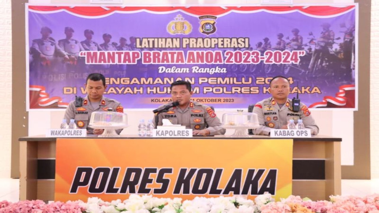 Dokumentasi Kepala Polres Kolaka, AKBP Yosa Hadi (tengah), Wakil Kepala Polres Kolaka, Komisaris Polisi Anggi (kiri), dan Kepala Bagian Operasi Polres Kolaka, AKP Gusti Komang Sulastra (kanan). ANTARA/HO-Polres Kolaka