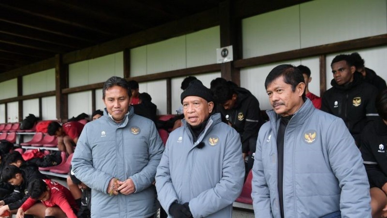 Waketum PSSI 1 Zainudin Amali (tengah) ketika memberikan suntikan motivasi kepada timnas Indonesia U-17 saat menjalani pemusatan latihan di Jerman, Senin (16/10/2023). (ANTARA/HO/PSSI)