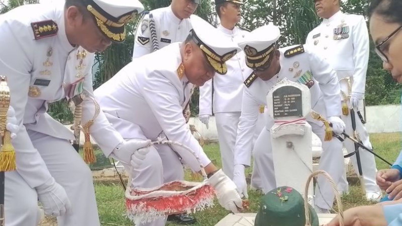 Danlantamal X Jayapura  Brigjen TNI (Mar) Ludi Prastyono saat menabur bunga di salah satu makam pahlawan Indonesia di TMP Kesuma Jayapura, Rabu (4/10) 2023. (ANTARA/Yudhi Efendi)