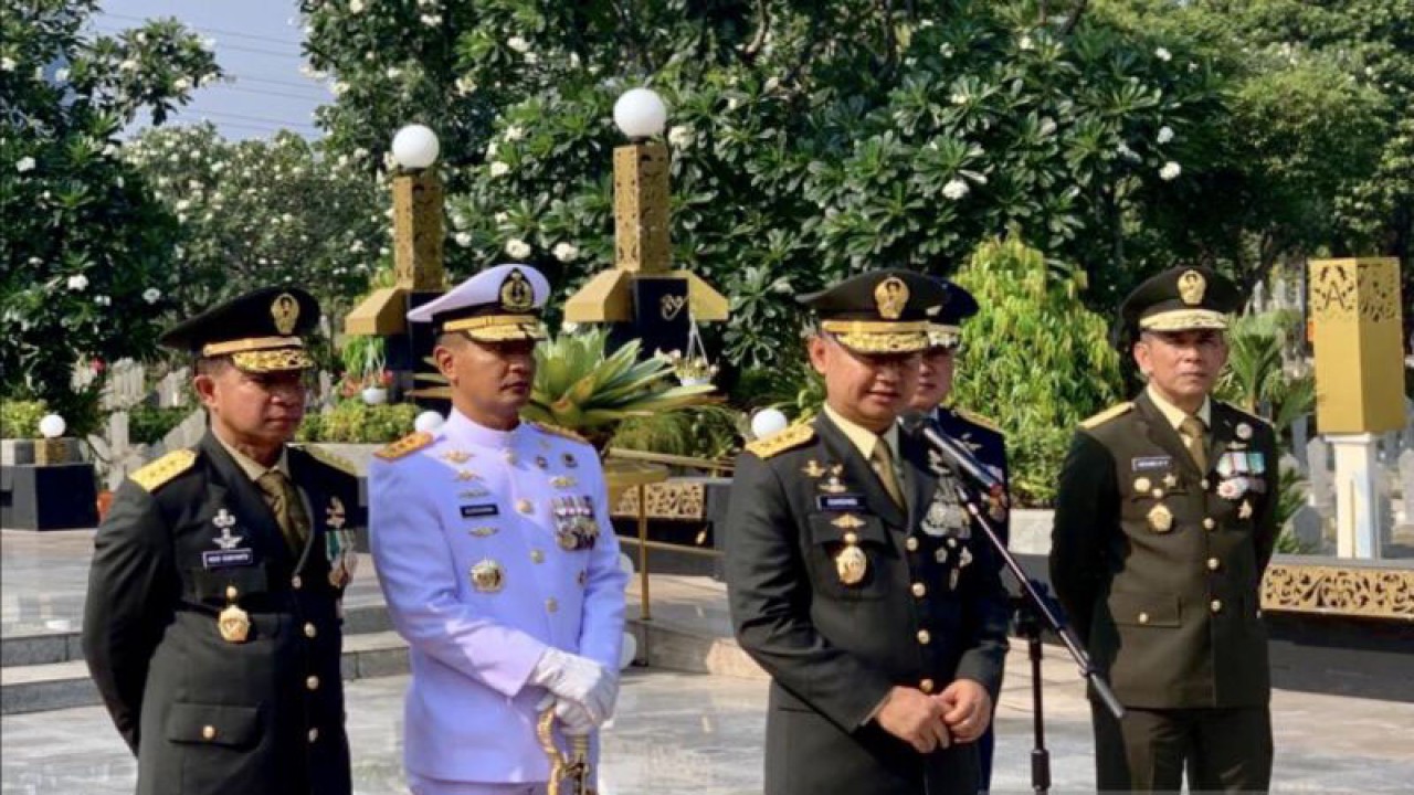 Kasum TNI Letjen TNI Bambang Ismawan (tengah) usai memimpin ziarah di Taman Makam Pahlawan Kalibata, Jakarta Selatan, Rabu (4/10/2023). (ANTARA/Genta Tenri Mawangi)