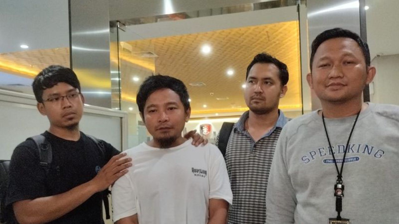 Volkalis Band Zivilia Zul Zivilia didampingi penyidik Sat Narkoba memberikan keterangan kepada wartawan usai menjalani pemeriksaan terkait jaringan internasional Fredy Pratama di Bareskrim Polri, Jakarta, Kamis (5/10/2023). (ANTARA/Laily Rahmawaty)