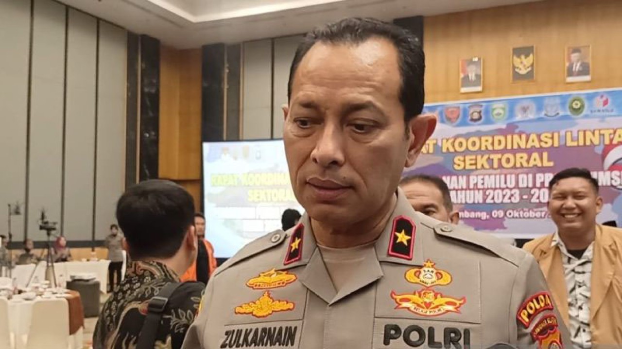 Wakil Kepala Polda Sumsel BrigJend Pol M. Zulkarnain usai menghadiri rapat koordinasi Pemilu 2024, di Palembang, Sumsel, Senin (9/110/2023). (ANTARA/M Imam Pramana)