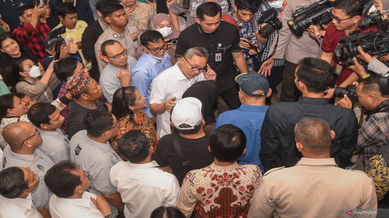 Dokumentasi - Menteri Perdagangan Zulkifli Hasan (tengah) berdialog dengan salah satu warga dalam kunjungannya di Pasar Tanah Abang, Jakarta, Kamis (28/9/2023). Dalam kunjungannya tersebut Mendag mendengarkan keluh kesah para pedagang dan berdialog seputar sepinya pembeli di pasar tekstil terbesar se-Asia Tenggara tersebut imbas gempuran e-commerce maupun social commerce, salah satunya TikTok Shop. ANTARA FOTO/Aditya Pradana Putra/hp.