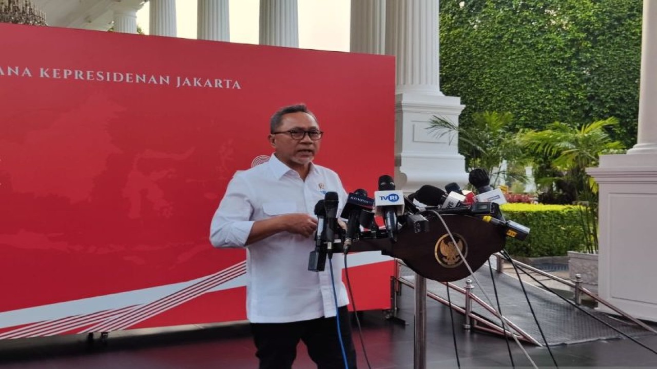 Menteri Perdagangan (Mendag) Zulkifli Hasan memberikan keterangan di Kompleks Istana Kepresidenan, Jakarta, Selasa (3/10/2023). ANTARA/Mentari Dwi Gayati