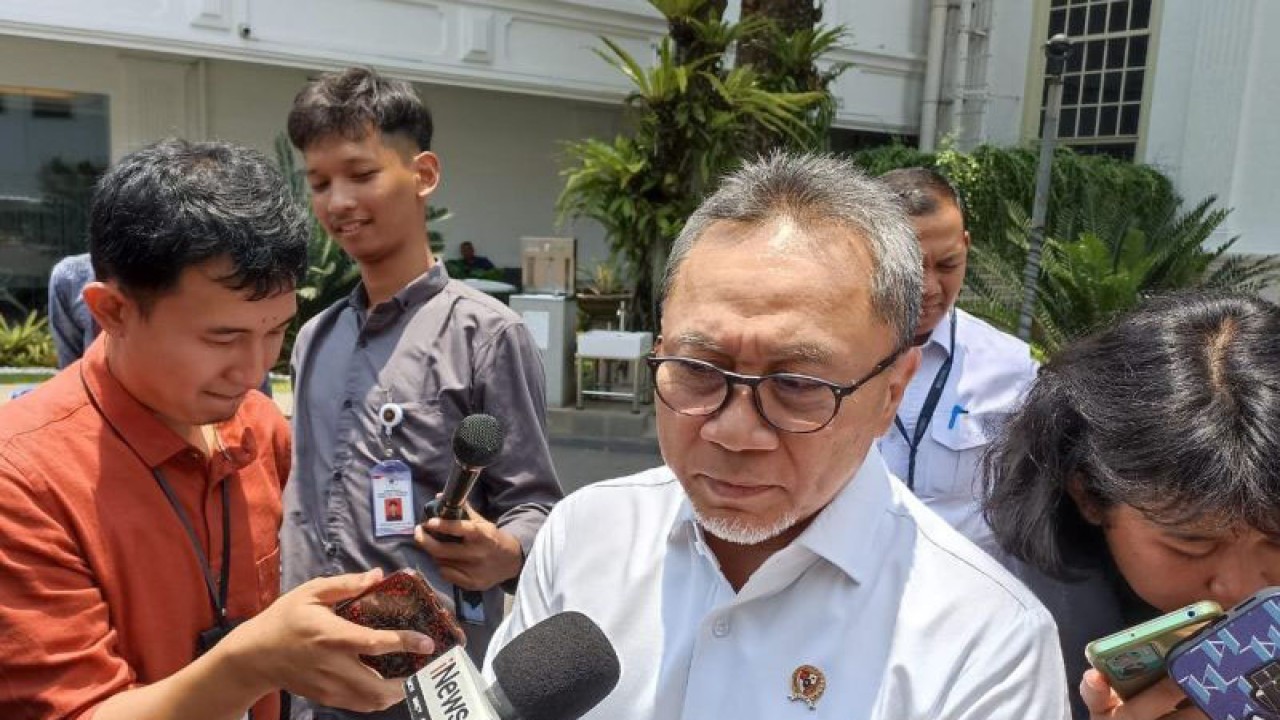 Menteri Perdagangan (Mendag) Zulkifli Hasan memberikan keterangan di Kompleks Istana Kepresidenan, Jakarta, Selasa (10/10/2023). (ANTARA/Indra Arief Pribadi)