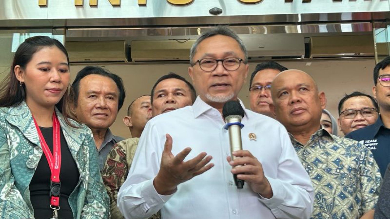Menteri Perdagangan (Mendag) Zulkifli Hasan usai meninjau pedagang di ITC Cempaka Mas, Jakarta, Selasa (10/10/2023). (ANTARA/Maria Cicilia Galuh)