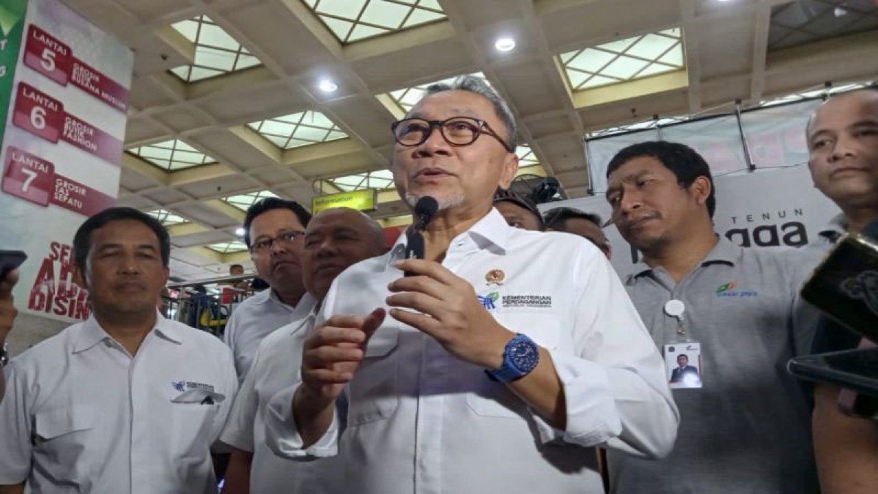 Menteri Perdagangan Zulkifli Hasan saat memberikan keterangan kepada wartawan setelah meninjau pedagang Pasar Tanah Abang, Jakarta Pusat pada Jumat (13/10/2023). (ANTARA/Farhan Arda Nugraha)