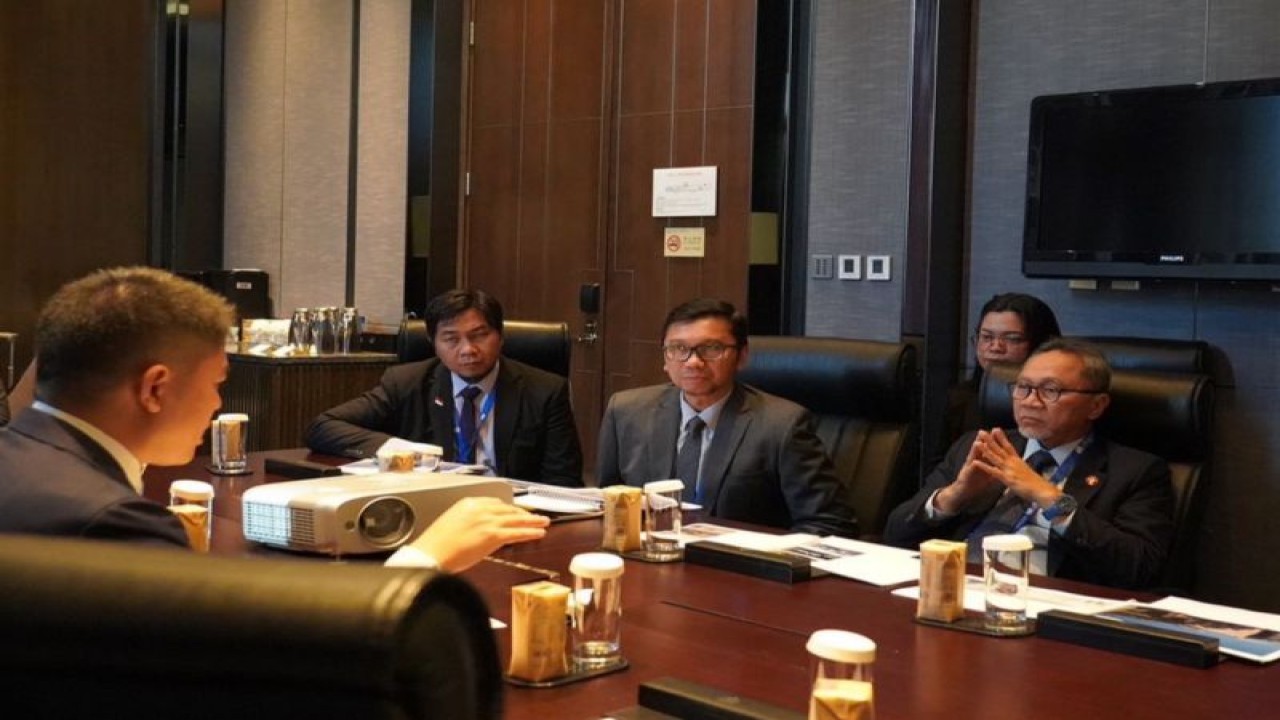 Menteri Perdagangan (Mendag) Zulkifli Hasan saat melakukan pertemuan dengan Direktur Finansial NIO Steven Weng dan Wakil Presiden China Railway Rolling Stock Corporation - Electric Vehicle (CRRC EV) Zang Wei, di China, Selasa (17/10/2023) ANTARA/HO-Kemendag.