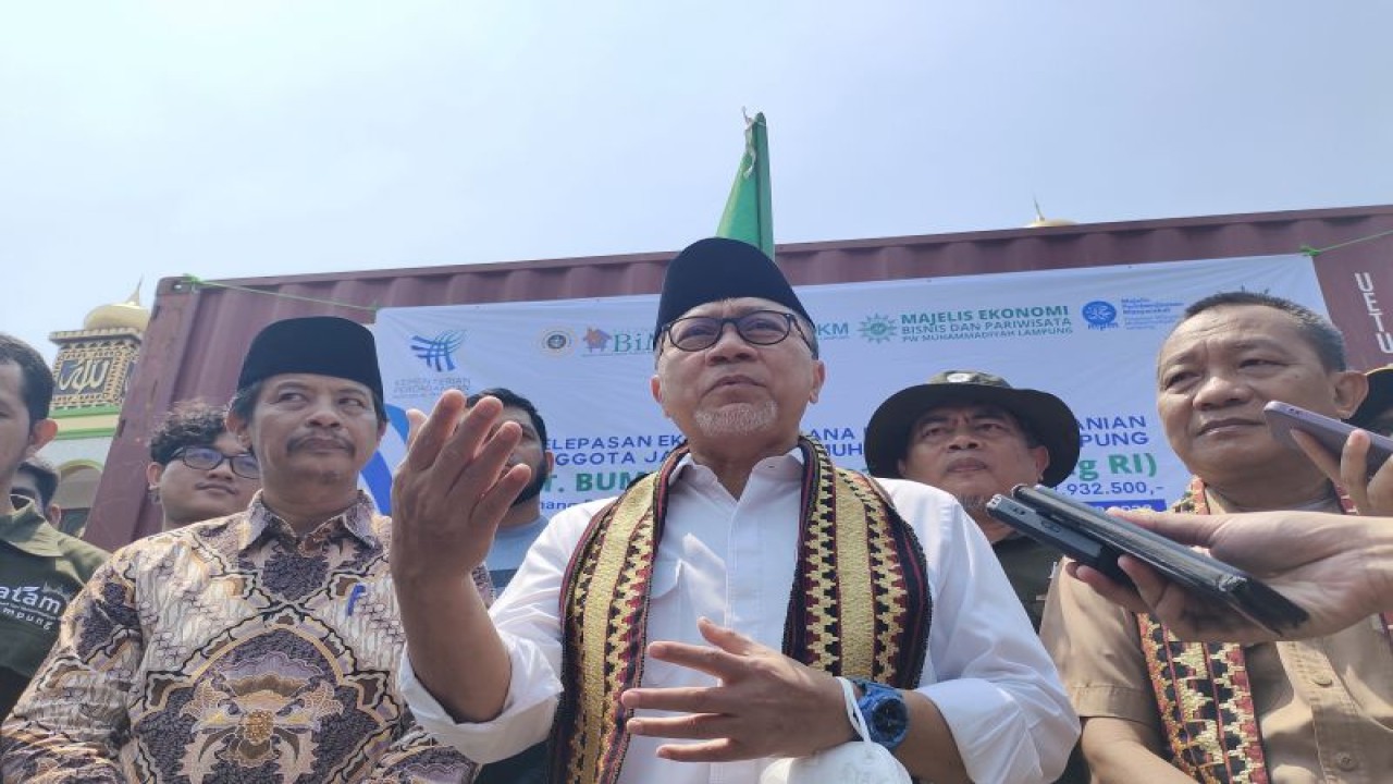 Menteri Perdagangan (Mendag) Zulkifli Hasan saat memberi keterangan. Bandarlampung, Senin (30/10/2023). ANTARA/Ruth Intan Sozometa Kanafi.