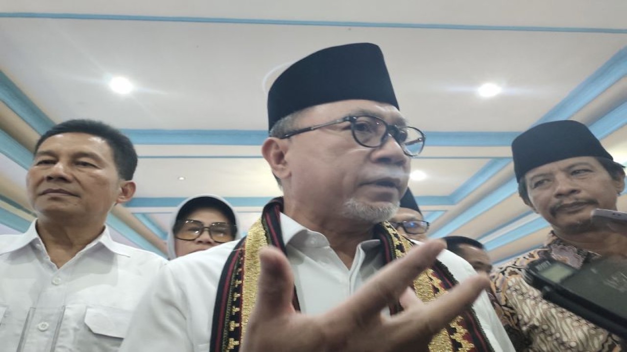Menteri Perdagangan (Mendag) Zulkifli Hasan memberi keterangan saat pelepasan ekspor pinang di Lampung. Bandarlampung, Senin (30/10/2023). ANTARA/Ruth Intan Sozometa Kanafi.