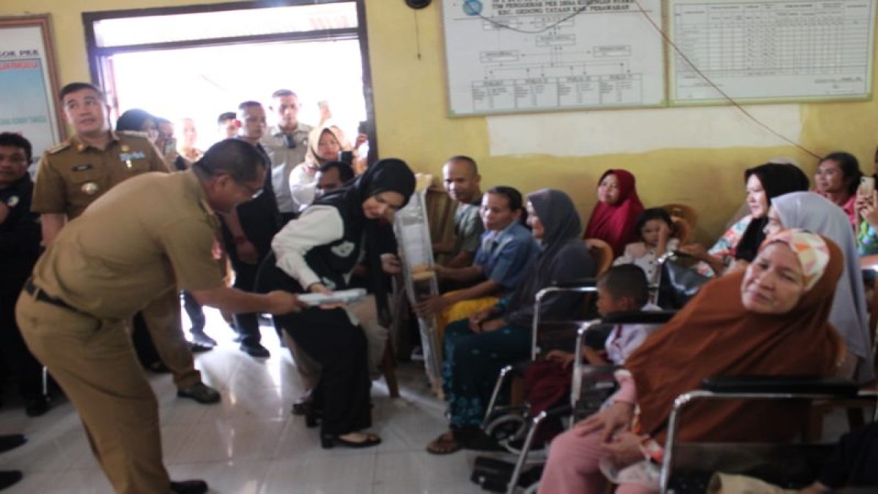 Suasana penyerahan bantuan Pelayanan Sosial Jejaring Masyarakat (Yansos Jejama) dari Dinas Sosial Provinsi Lampung kepada penyandang disabilitas di Kabupaten Pesawaran. (ANTARA/HO-Dinsos Lampung)