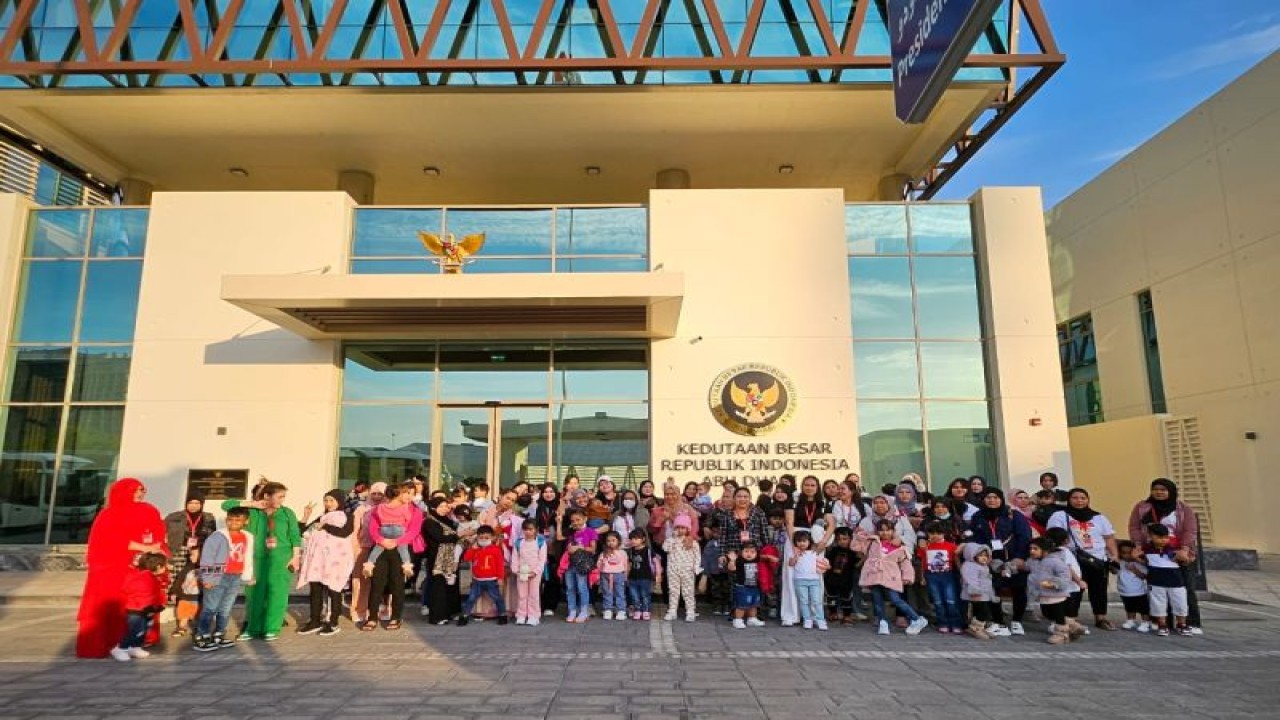 Warga negara Indonesia (WNI) yang melebihi izin tinggal (overstay) di Abu Dhabi, Uni Emirat Arab (UAE) foto bersama di depan Gedung KBRI Abu Dhabi, UAE sebelum dipulangkan ke Indonesia, Minggu (12/11/2023). (ANTARA/HO-KBRI Abu Dhabi)