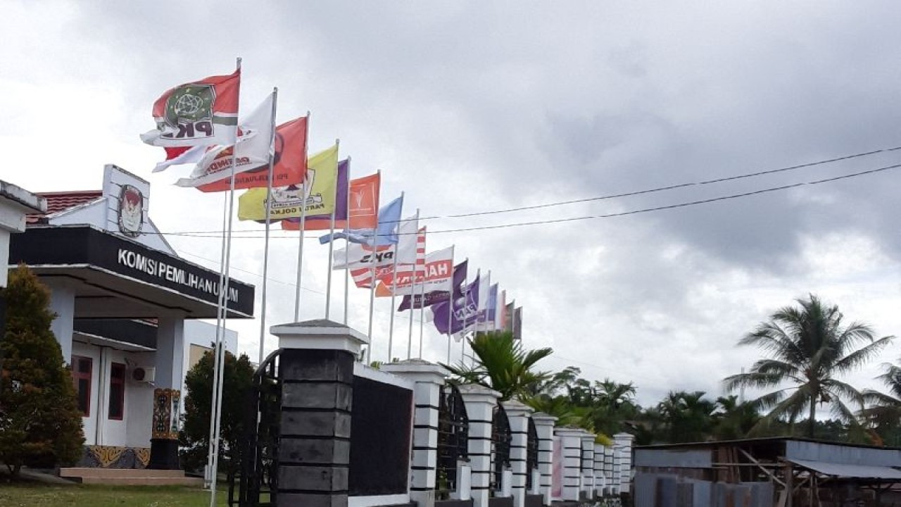 18 bendera parpol peserta pemilu di halaman Kantor KPU Biak Numfor jalan Tanjung Kirana Mandouw Distrik Samofa Biak. ANTARA/Muhsidin