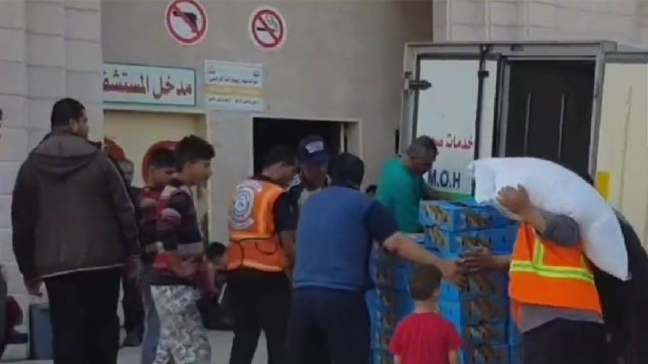 Tangkapan layar - Lembaga kemanusiaan Medical Emergency Rescue Committee (MER-C) sedang menyalurkan bantuan untuk Rumah Sakit Indonesia di wilayah utara Jalur Gaza, Kamis (9/11/2023), melalui akun @mercindonesia platform X yang dipantau ANTARA dari Jakarta, Sabtu (11/11/2023). ANTARA/Cindy Frishanti Octavia/am.