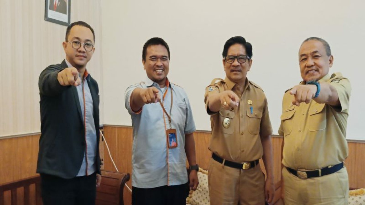 Kepala Dinas Ketahanan Pangan Sulbar Abdul Waris Bestari (kanan) bersama Penjabat Bupati Mamasa Yakob F Solon (dua dari kanan) dan Kepala Kantor Pos Indonesia Cabang Kabupaten Mamuju Taqwa Setiawan (dua dari kiri). (ANTARA/HO/Diskominfo Sulbar)